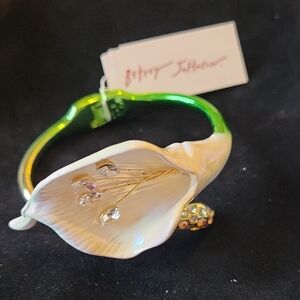 Betsey Johnson White Calla Lily Bracelet with Green Stem Bnwt HL